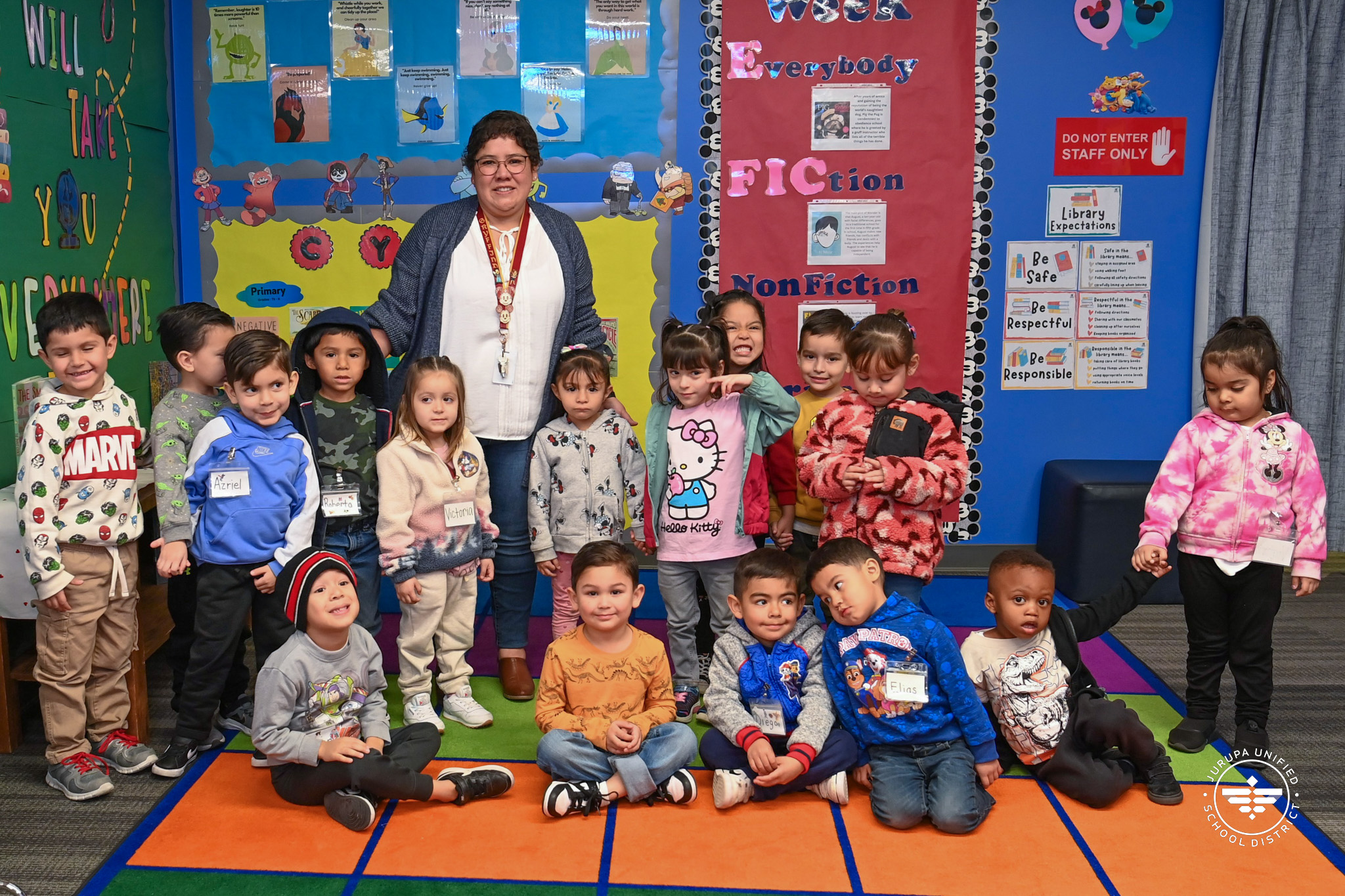 Natalie Hernandez, EMCC in a group picture with a TK class in the library